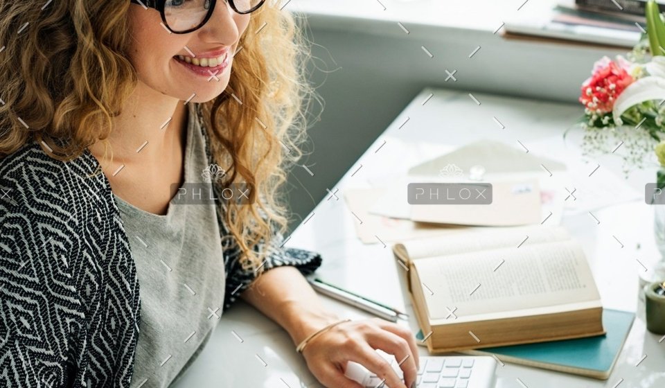 demo-attachment-148-lady-girl-business-career-agenda-data-office-P855EST