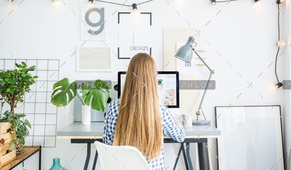 demo-attachment-151-person-with-long-curly-hair-PZ99QM2